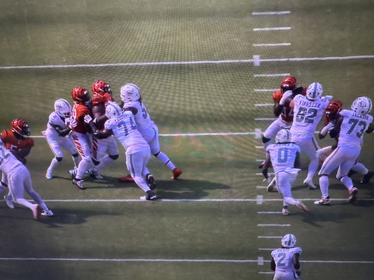 WingfieldNFL's tweet photo. Like this one. I paused it when Ollie is at the LOS. You get five yards of displacement with Proctor and Brewer on the double team on Lawrence https://t.co/uPozqZO0Mb