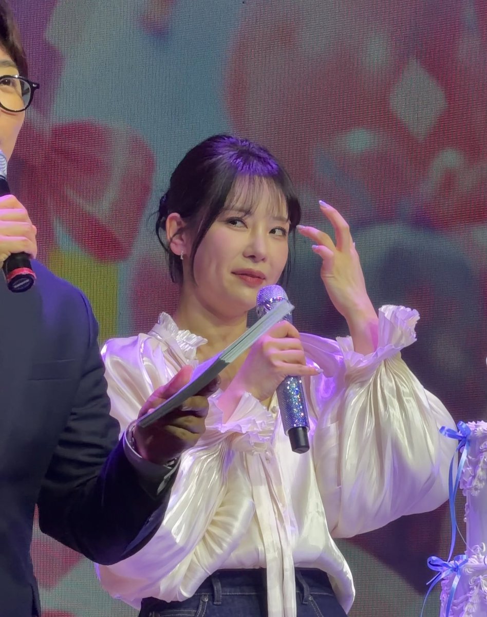 bubblesumm's tweet photo. 째려보는거개웃김 https://t.co/q9dI5BNowN
