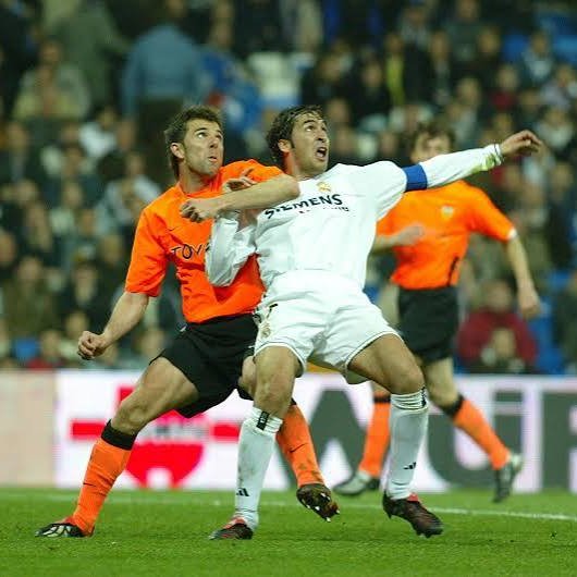 MadridSports_'s tweet photo. DEMOLEDOR el testimonio en @diarioas de Pedro Tristante Oliva, el árbitro que fue condenado por NEGREIRA tras pitar el famoso penalti del ushiro nage de Marchena a Raúl en un Madrid-Valencia:

"Negreira claro que pintaba. En el 90% de las veces era el que nos decía a final de temporada si lo habías hecho BIEN O MAL y si te mantenías o descendías. Él te recibía en las pruebas físicas, te ponías frente a él y con unos apuntes te decía si en este partido u otro te habías equivocado"

"Medina Cantalejo dijo que Negreira no influía en nada y yo aluciné. Lo que yo he vivido NO ME LO VA A CONTAR OTRO. Todos sabían que el que árbitro que iba el 16 en las listas podía ascender y el que iba el 5 podía bajar"

"Yo acabé contento aquel partido, pero al acabar llamé a casa y todos me decían que se había liado una gorda con el penalti, algo totalmente desproporcionado. Fue muy duro y NUNCA sentí el APOYO del Comité Técnico de Árbitros, y eso se ve en las famosas listas. Puedes decir palabras muy bonitas, pero el 30 de junio ME QUEDÉ FUERA y me fui. El apoyo que tuvieron otros árbitros no lo tuve yo"