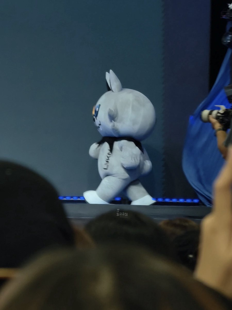 bababenyaaa's tweet photo. ทุกคน ผมถ่ายไรมาwa ทำไมมันผิดสเกลไปหมด 5555555555555555555 สั้นป้อมมาก

#HappeningStageSpecial 
#ProjectAlphaNewClan 
#LYKYOU #FLAREY https://t.co/dBUogZSNfb