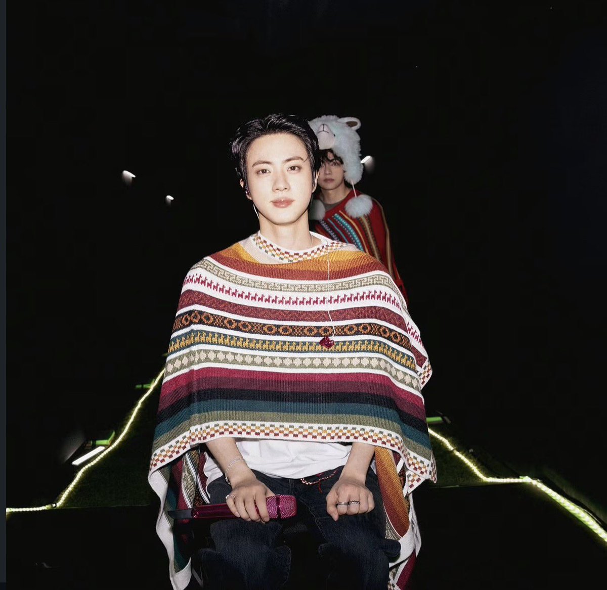 Vantaeuwuu's tweet photo. JIM SUBIÓ UN POST A IG CON SU PONCHO BASTAA QUE LINDOO😭😭 https://t.co/2guoANzuyz
