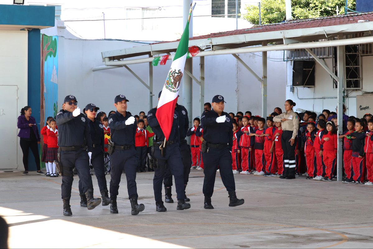AriadnaAyala's tweet photo. Iniciamos nuestra semana con caravana por la paz en la primaria Ignacio Zaragoza de la col. Los Ángeles. En unidad, fortalecemos los valores cívicos para tener un mejor #Atlixco ❤️ https://t.co/MJCo0PJlOI