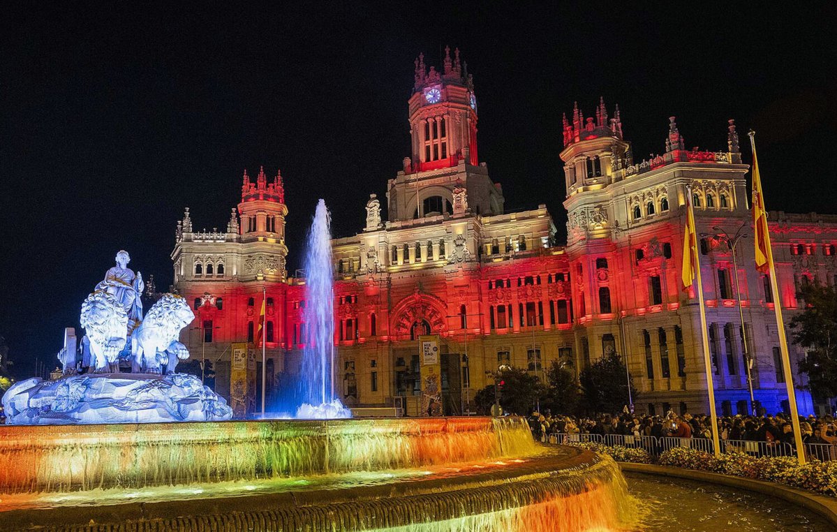 EMTmadrid's tweet photo. 🎆 El broche final del #DíadelaFiestaNacional llenará de color el cielo de #Madrid esta noche.

➡️ El Ayuntamiento de @MADRID ha preparado un espectáculo de fuegos artificiales y música que se celebrará en la plaza de Cibeles.
🕤 21:30

#DéjateLlevarPorEMT🚌 https://t.co/LW3UboOc74