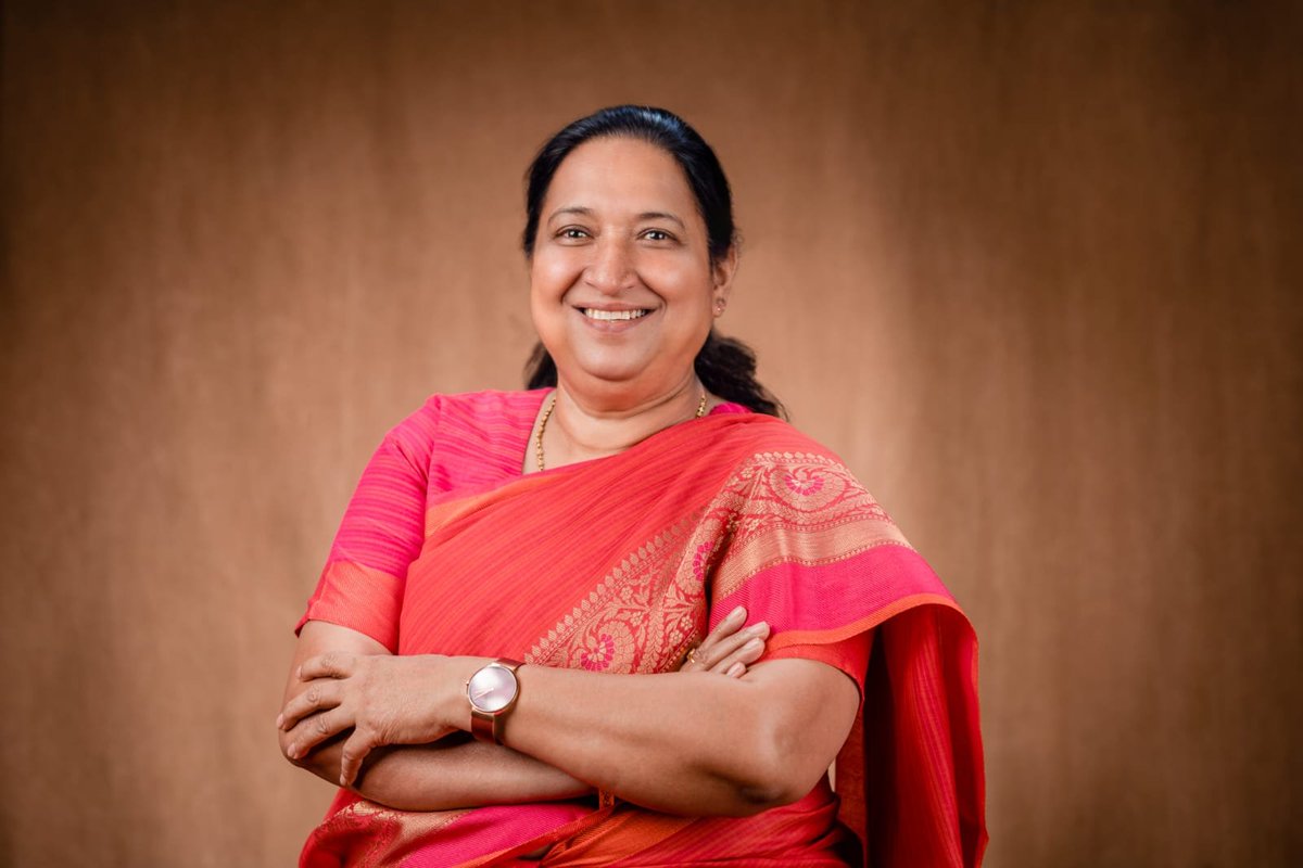 GHareesh4u's tweet photo. Dr. Sudha Yadav was appointed as Governor of Karnataka. Her husband, Deputy Commandant Sukhbir Singh Yadav of the Border Security Force, died in the Kargil war. She has two children.

#Karnataka https://t.co/UxsAXVQCvt