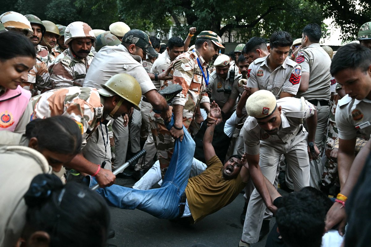AJEnglish's tweet photo. India’s opposition parties have marched in New Delhi to protest a voter list purge they say favours PM Modi’s party — in pictures.

🔗: https://t.co/pHg20y8olD https://t.co/0RAFFvdecq