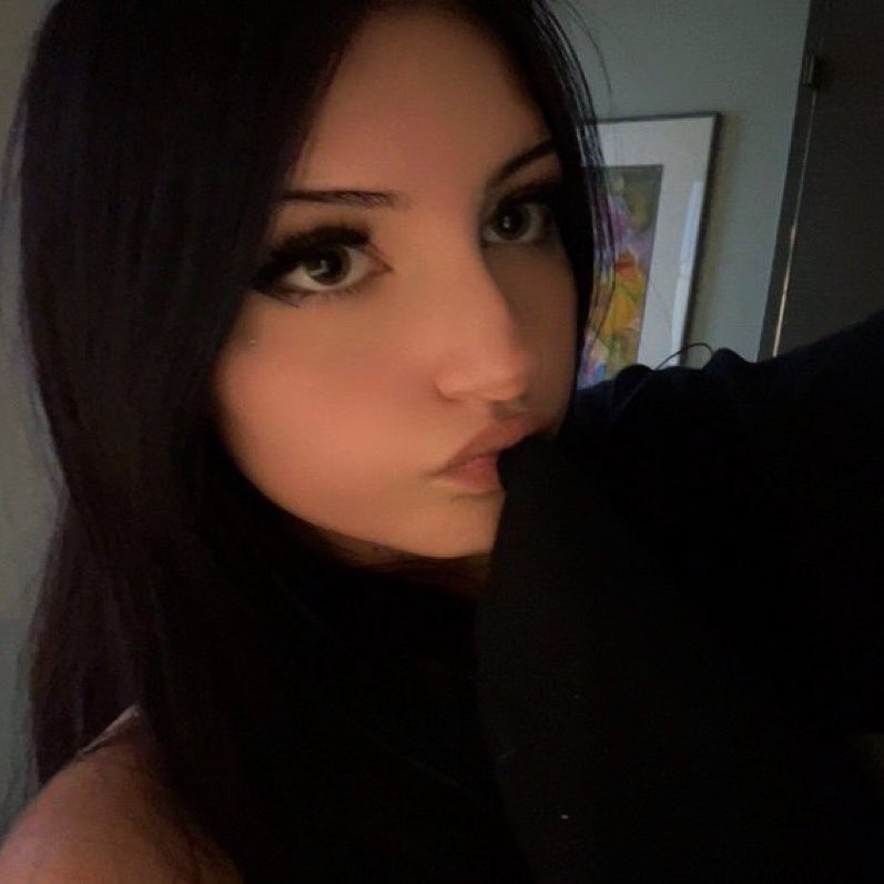 rezesbabygirl's tweet photo. .✦ ݁˖ ୨୧ hai not first #intro 💕
  pretty new here :3 ୨୧ ✦ ݁˖
 · · ─ ·✶· ─ · ·
✧ 18, she/her ;3
✦ bi but lean for women #wlw 
✧ 5’3 
✦  video games, animes, baking
✧ Roblox, chainsaw man, <3
✦ DMs open / friends / moots >~<
✧ #moothunt〃・ #moots #bmf https://t.co/aQlNj6pcYr