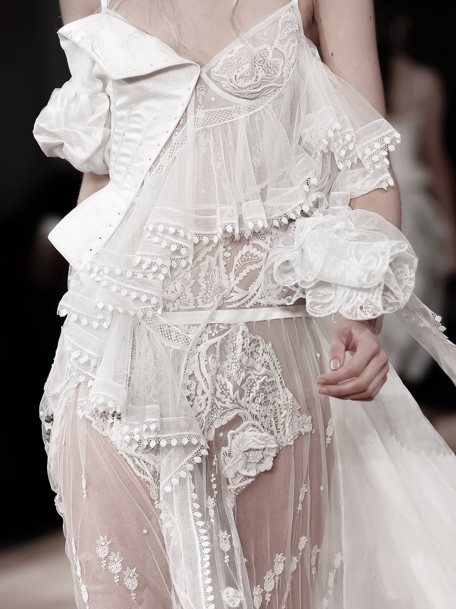 glirttery's tweet photo. alexander mcqueen spring/summer 2018 https://t.co/4tlcevAZ2p