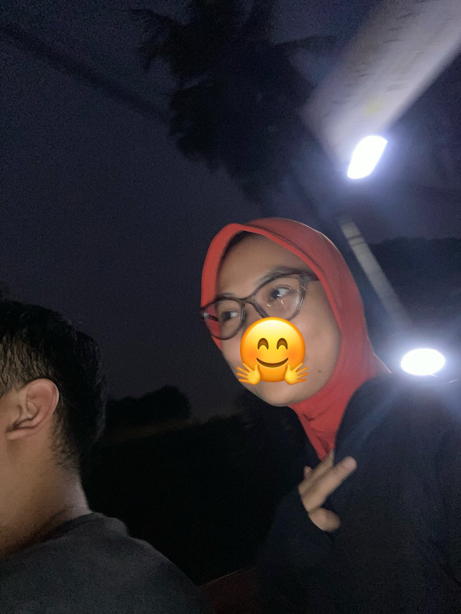 tatanggooo's tweet photo. td buru" nyari kerudung pas mw keluar akhirnya make kerudung OREN TERANG mak gua, trs sepanjang jalan isam ngmng "awass misi jak angel mau lewat" dan dia ngetawain gua sepanjang jalan!! BENCI BGTT!!!!! https://t.co/0YWvvgW3xC