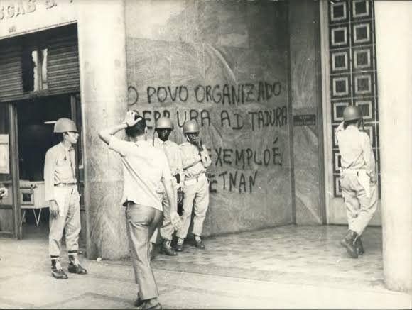 kaup0ison's tweet photo. To vendo uma galera da própria esquerda criticando ou reclamando das pichações, NUNCA SE ESQUEÇAM QUE O PICHO FOI UMA DAS PRINCIPAIS FERRAMENTAS DE DENÚNCIA CONTRA A DITADURA! https://t.co/yfUfuHhQg3