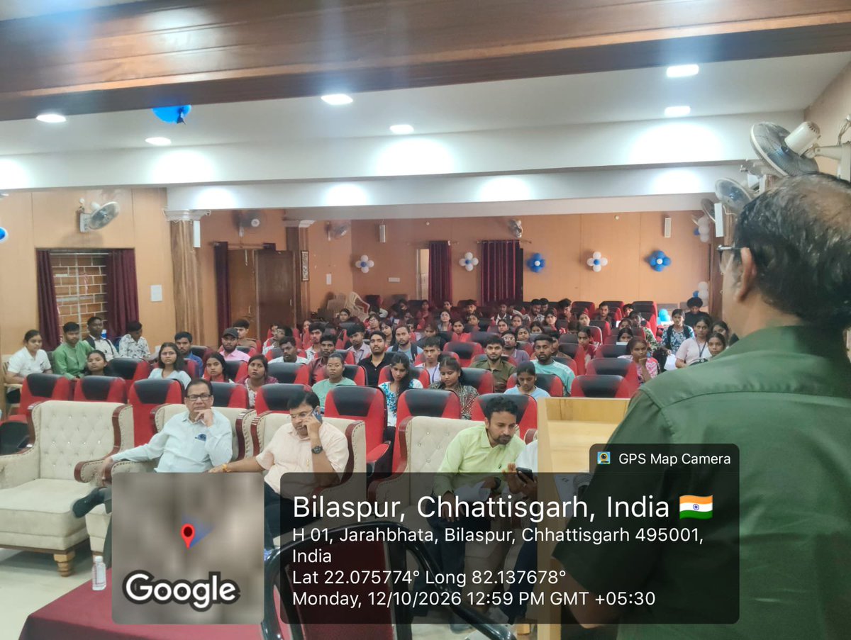 AmbujDwivediNSS's tweet photo. 12 अक्टूबर 2026 @JPverma_collage में #ELC_क्लब के माध्यम से एवं जिला कलेक्ट्रेट से  उपस्थित निर्वाचन अधिकारियों के द्वारा विद्यार्थियों को वयस्क मताधिकार, निर्वाचन प्रक्रिया संबन्धित आवश्यक जानकारियां प्रदान की गई। @CEOChhattisgarh #ElectoralLiteracy #ElectionAwareness #SVEEP https://t.co/JqhMO8ljBu