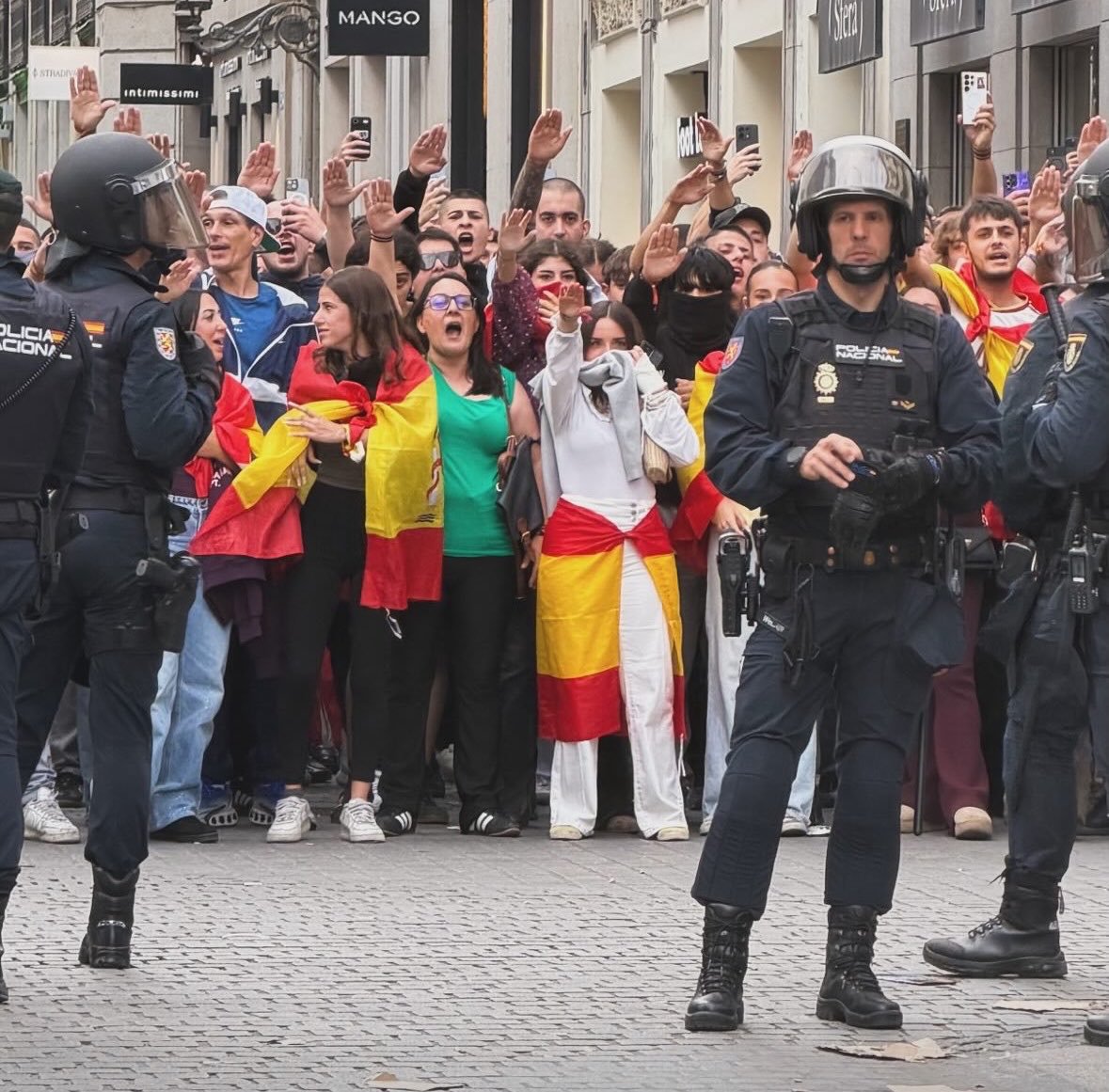 ruby__idk's tweet photo. A mi me parece distópico lo d estar teniendo un momento historico en el cine español con La bola negra q enseña los horrores q dejó el franquismo, y a su vez, tengamos en noticias a FASCISTAS amenazando a gente protestando por tener una vivienda digna
Sois la vergüenza del país https://t.co/0gNiej6ZGj