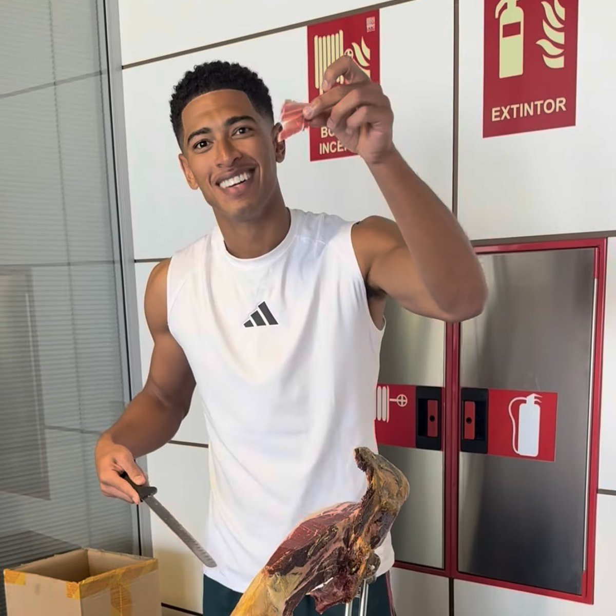 erlingsjude's tweet photo. HE WAS SO HAPPY TO SLICE OFF THAT LITTLE PIECE 😭😭 https://t.co/NFOEOKLOaF