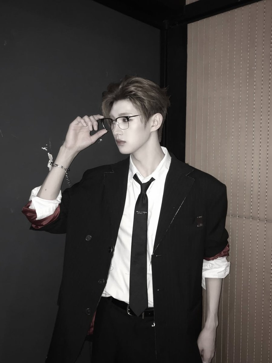 i21net's tweet photo. he's not gonna stop playing this game i fear, no signs of ending whatsoever bc he knows what we truly like.. keep it up heeju keep it up https://t.co/J8dchPCKsT