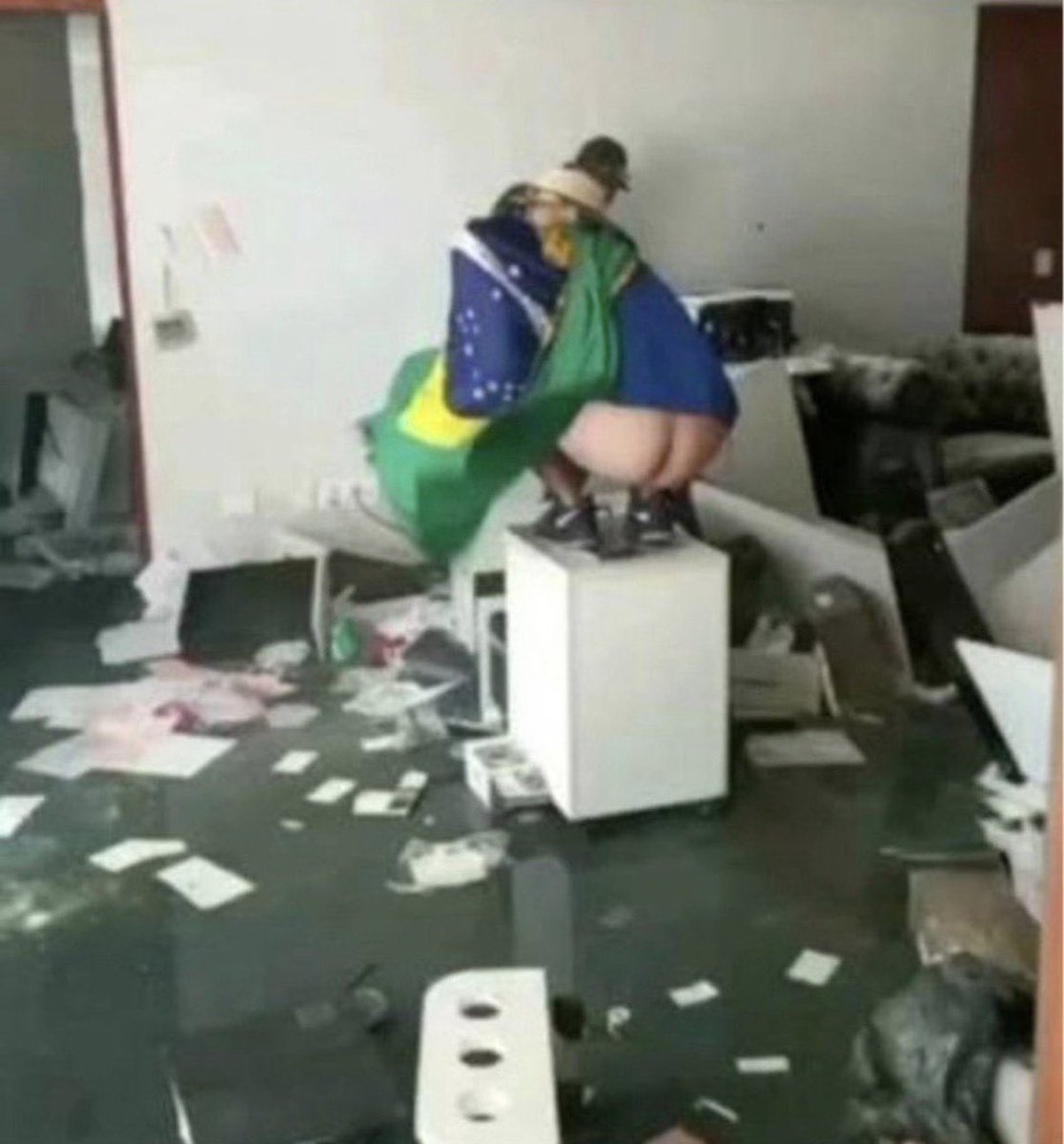 ohressa's tweet photo. @SoldierdeDi Esquerda não prega amor, quem prega amor de Cristo são esses indivíduos, sem IA pra você também 🤣 https://t.co/1aqn9Vj1zt