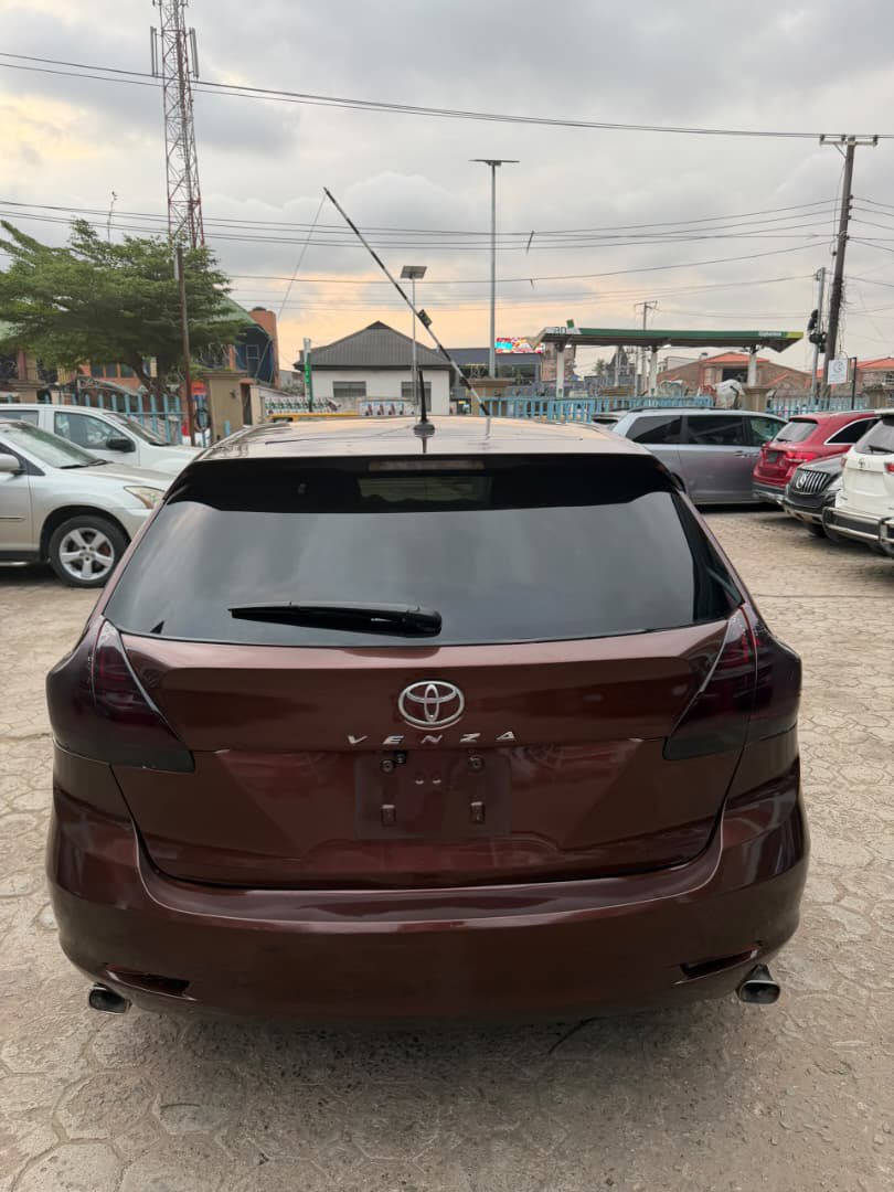 KingFadAutos's tweet photo. 2010 Toyota Venza 

Thumbstart | Panoramic Roof | Leather Interior | Power Booth | Reverse Camera | Engine &amp; Gear 💯 | Chilling AC | Customs &amp; Registration Available
Note: Not First Body - Repainted

Price: ₦9.8m 
Location: Egbeda, Lagos https://t.co/ffQcJrkeNt