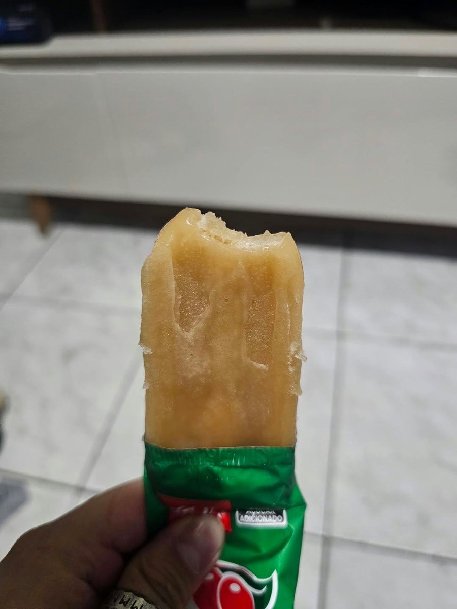 kafklore's tweet photo. simplesmente congelaram o guaraná, cortaram em formato de picolé, venderam e eu comprei https://t.co/8CYe2zpFsv