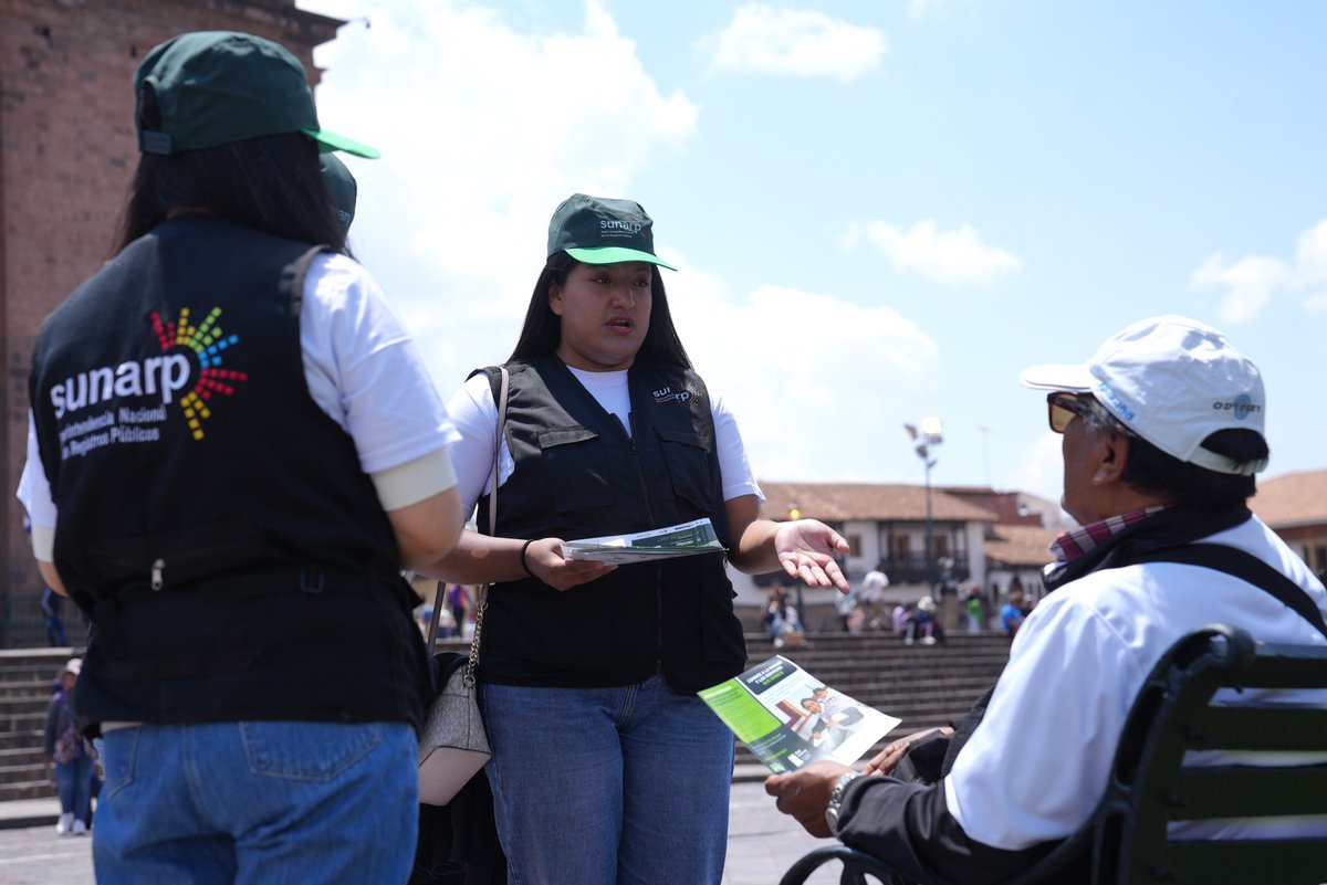 SunarpOficial's tweet photo. #NoticiasSunarp | 🏛️ ¡Celebramos 32 años acercando los servicios registrales! La #SunarpCusco realizó una brigada informativa por el centro histórico, orientando la importancia de registrar bienes y derechos, los servicios en línea y los requisitos de inscripción. 
#Sunarp32Años https://t.co/eyJ4sV4sYU
