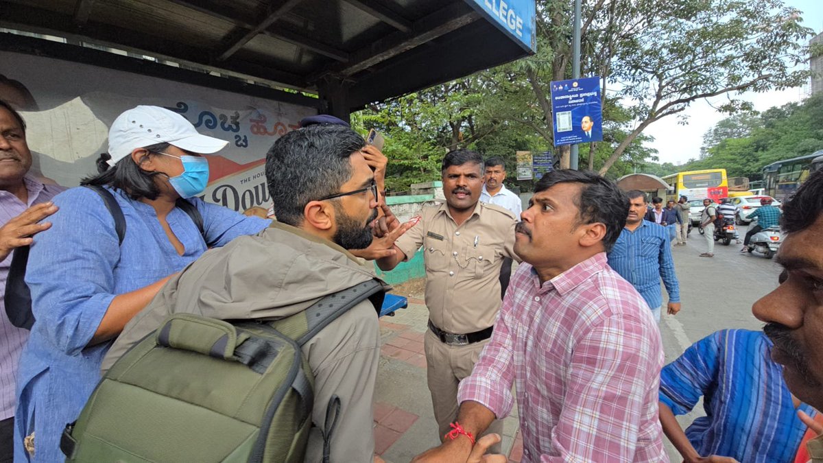 KiranParashar21's tweet photo. The @INCKarnataka and @RahulGandhi in Delhi are questioning those men who are in plain clothes attacking protestors and journalists.
The situation is no different in Karnataka too. https://t.co/XJYX4By2eO