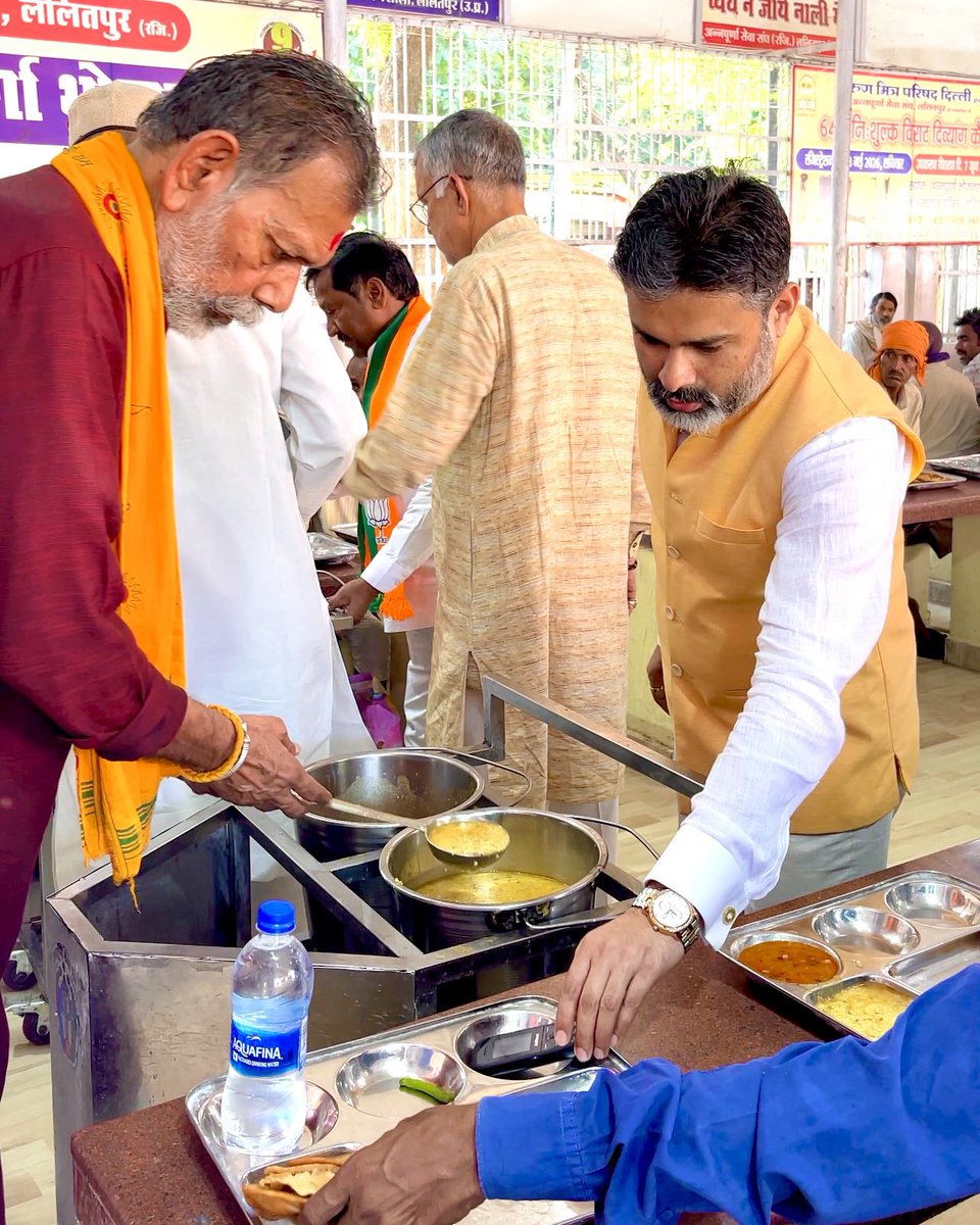 nikhiltiwaribjp's tweet photo. आज जनपद ललितपुर स्थित मेडिकल कॉलेज परिसर की अन्नपूर्णा भोजनशाला में कीर्तिशेष डॉ. जय कुमार सिंह जी (जे.के. सिंह) की द्वितीय पुण्यतिथि पर आयोजित श्रद्धांजलि सभा में सम्मिलित होकर उन्हें भावभीनी पुष्पांजलि अर्पित कर श्रद्धासुमन ���र्पित किए।

@bjp4kanpurzone @BJP4UP @Ramkishorbjp1 https://t.co/dXauLKwSav