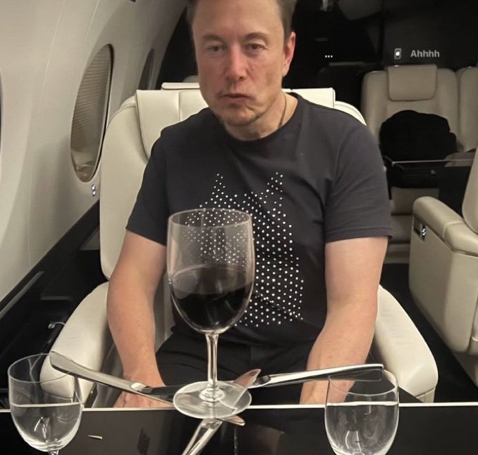 ThePeopleVoiceX's tweet photo. Elon Musk out here balancing spoons like it’s rocket science 🤣🥄 https://t.co/VkFNs7Kge7