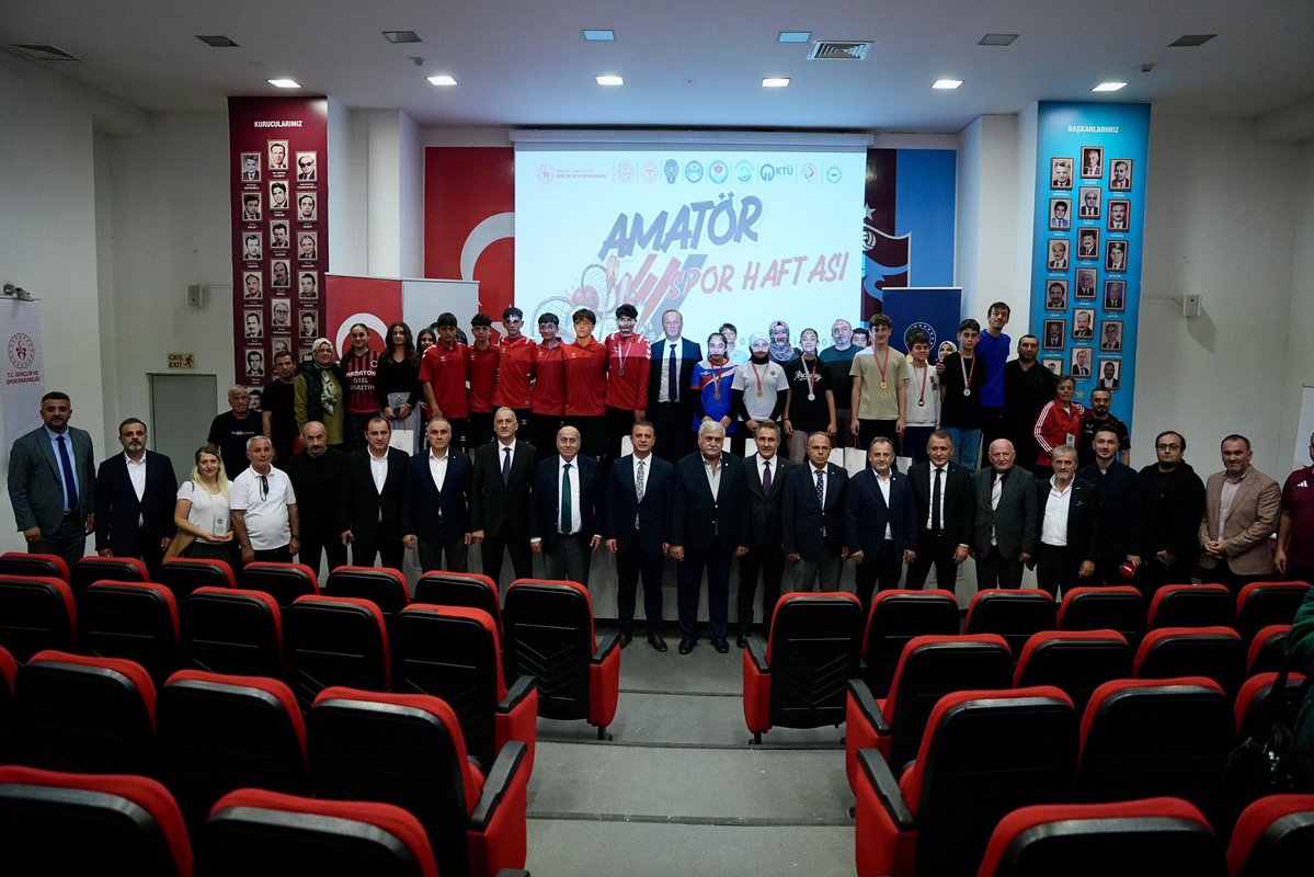 mustafa_bak's tweet photo. Trabzon ASKF tarafından düzenlenen “Amatör Spor Haftası” etkinlikleri kapsamında gerçekleştirilen ödül ve plaket törenine katılım sağladık.
Bireysel ve takım sporlarında evlatlarımıza her türlü desteği sunarak onların gelişimine ve Türk sporunun geleceğine verdikleri değerli katkılardan dolayı Trabzon ASKF Başkanı Sn. Zeki Kurt ve ekibine teşekkürlerimizi sunuyoruz.
Dereceye giren ve emeği geçen tüm sporcularımızı yürekten tebrik ediyor, başarılarının devamını diliyoruz.