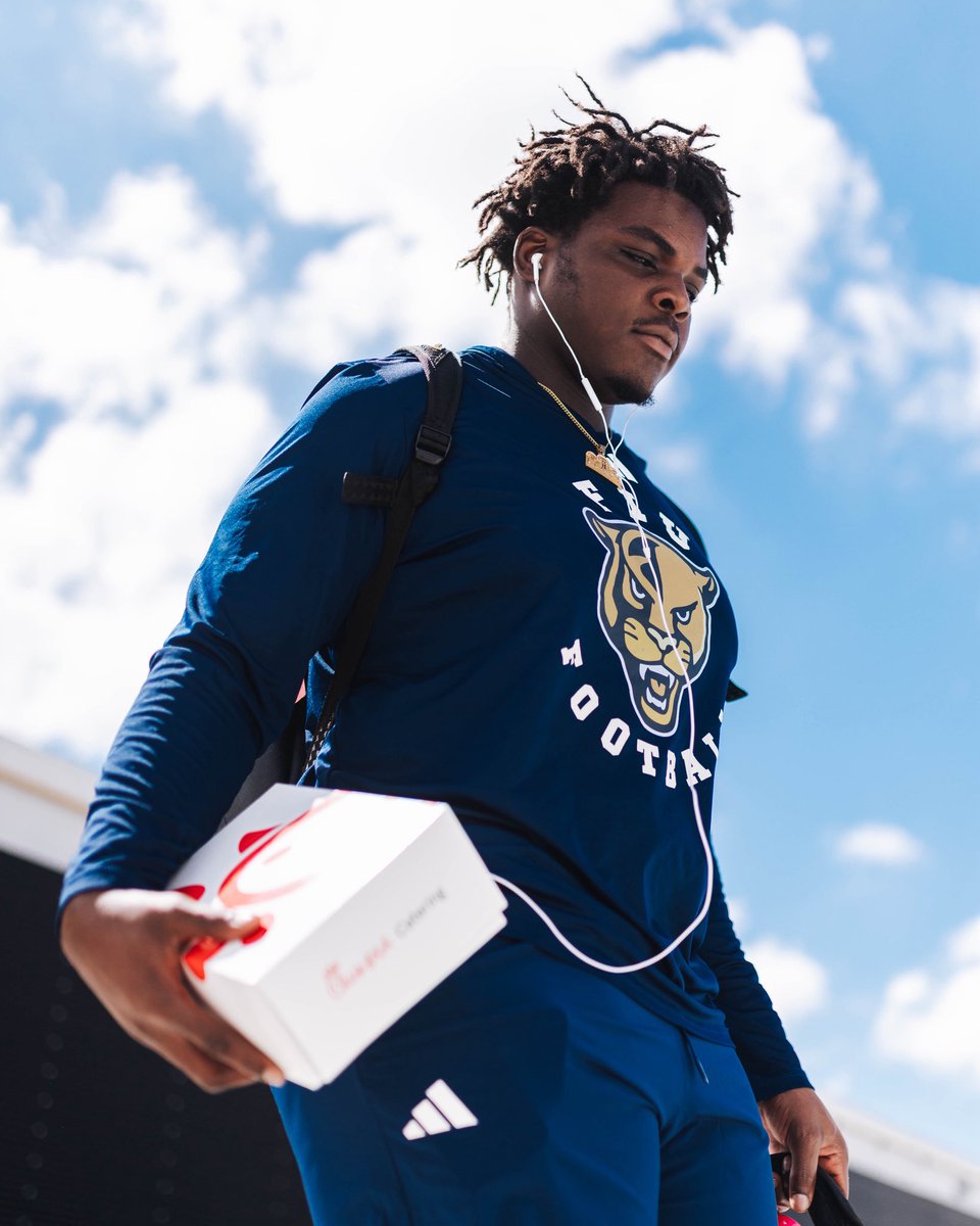 FIUFootball's tweet photo. First flight of 26’ ✈️ https://t.co/KLoC9HKPhw