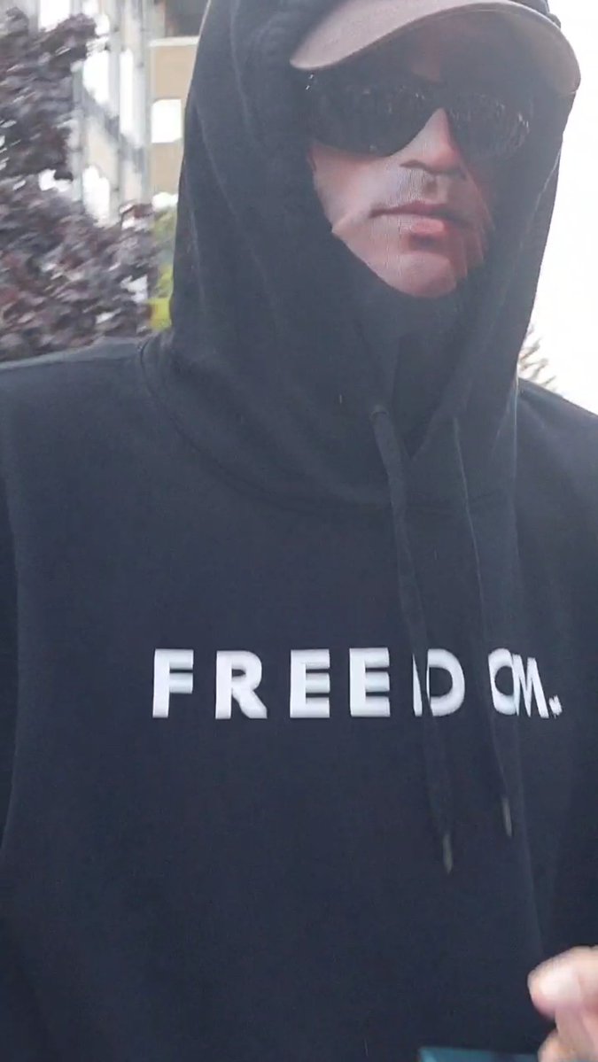 kind32923's tweet photo. @DNArigged Here's Rob C Munro hiding his face. https://t.co/o8eYCToJQr