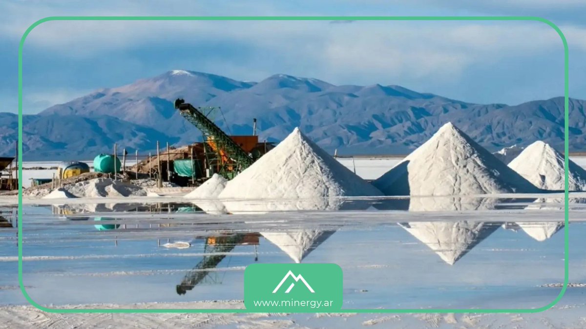 Minergyar's tweet photo. ARGENTINA VA POR EL PODIO DEL LITIO: SUPERARÍA A CHILE EN 2029 Y CASI QUINTUPLICARÍA SU PRODUCCIÓN HACIA 2035

⛏️ La Argentina produjo en 2025 un total de 120.000 toneladas de carbonato de litio equivalente, un 62% más que el año anterior. Ningún otro de los grandes productores mundiales creció a ese ritmo. El dato surge del último informe de mercado elaborado por la Dirección Nacional de Promoción y Economía Minera de la Secretaría de Minería de la Nación, que además traza una proyección ambiciosa para la próxima década.

👉 Según el documento, el país superará a Chile en 2029 y se convertirá en el tercer productor mundial de litio. Hacia 2030, la producción local superaría las 400.000 toneladas anuales. Para 2035 llegaría a unas 573.000 toneladas, casi cinco veces el volumen actual.

https://t.co/Cc5c5qKbEF