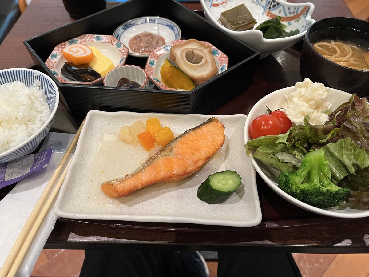 yuutaihiroto's tweet photo. 12日の朝は、泊まった金沢マンテンホテル駅前の豪華な朝食☺️
講演の主催者からお昼の弁当をいただいたのですが、あまりお腹が減っていず、夕方敦賀へ向かう新幹線の中でいただきました(写真2)。サンダーバードに乗り換えたら同行者から金沢名物のきんつばを出され、誘惑に負け、血糖値爆上がり😭
3食目は、今京都のホテルでカップ麺。
これじゃ、体に言い訳ありません😅