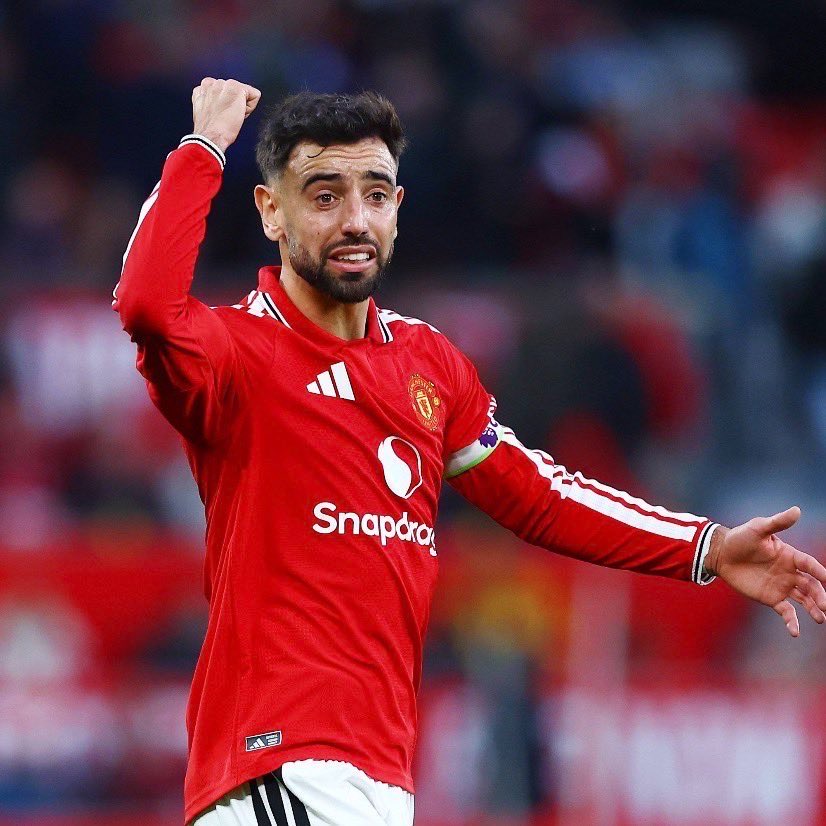 MUFCWO's tweet photo. 🎙️🔴 — كاريك عندما سُئل عمّا إذا كان برونو لا يمكن الاستغناء عنه:

هذا الكلام ليس موجّهًا إلى برونو، لكن لا أحد يملك مكانًا مضمونًا في التشكيلة.

لا تعتبروا أنني أتحدث عن برونو، بل بشكل عام. هناك مستوى من الأداء والسلوك والفهم نحتاجه كمجموعة لنقدّم أفضل ما لدينا.

جميع اللاعبين يعرفون ذلك ويدركونه، ولديهم معاييرهم الخاصة ويريدون أن يكونوا في أفضل حالاتهم. هذا واضح تمامًا.