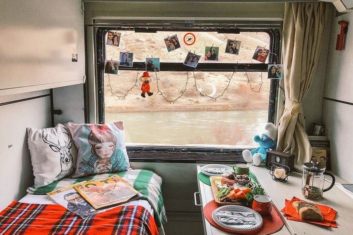 mahmut_mr's tweet photo. Trende uyuyarak seyahat etmenin, yola karşıdan bakmanın keyfi bir başka! 🚂✨
​TCDD Taşımacılık’ın yataklı vagon imkânı sunan en popüler ve keyifli rotalarını senin için derledim. Geceden yola çıkıp sabaha bambaşka bir manzarayla uyanmak istiyorsan bu liste tam sana göre. 👇 https://t.co/vDeXHP2gBj