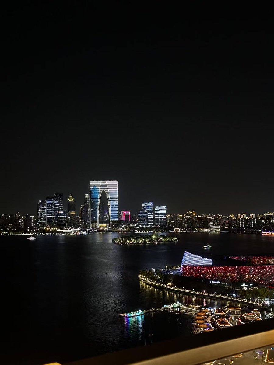CisiMerino's tweet photo. 可惜你没在苏州，也不知道金鸡湖的美~ 或许一个人喝点酒才能释放压抑很久的心情
#苏州 https://t.co/CwmxFVhPQf