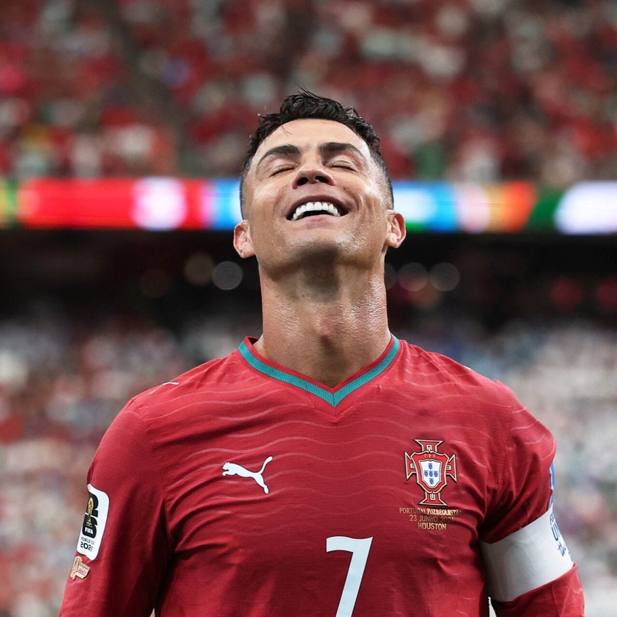giraltpablo's tweet photo. "SERÉ EL MEJOR DE LA HISTORIA, SIN DUDAS"

"Si alguien prefiere a Messi, Pelé o Maradona, es cuestión de gustos. Lo respeto"

"La gente no valora mi estado de forma ni mis objetivos. Decir que Cristiano Ronaldo no es un jugador completo es mentira. Soy el jugador más completo"

Firma: Cristiano Ronaldo