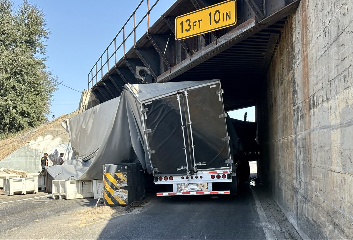 CaltransDist3's tweet photo. #TrafficAlert in Marysville - 10/12 at 10:40 a.m. 

All EB and WB lanes of SR 70 are blocked near 24th St. in Marysville due to a collision involving a semi truck and the railroad trestle. ETA several hours. 

Motorists are advised to avoid the area and use alternative routes. https://t.co/iBMOhhQUut