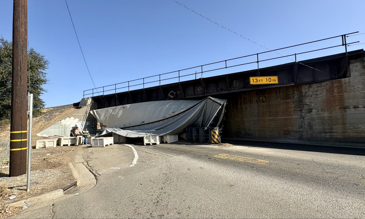 CaltransDist3's tweet photo. #TrafficAlert in Marysville - 10/12 at 10:40 a.m. 

All EB and WB lanes of SR 70 are blocked near 24th St. in Marysville due to a collision involving a semi truck and the railroad trestle. ETA several hours. 

Motorists are advised to avoid the area and use alternative routes. https://t.co/iBMOhhQUut