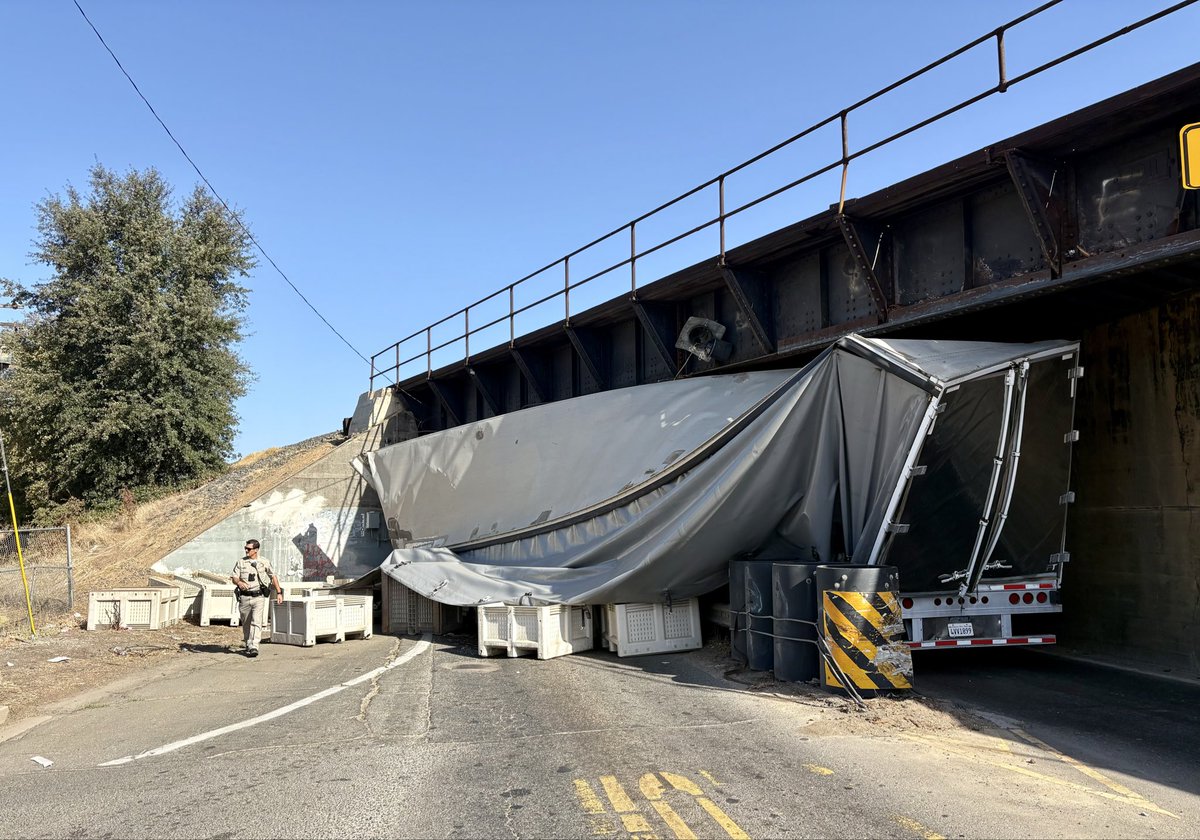 CaltransDist3's tweet photo. #TrafficAlert in Marysville - 10/12 at 10:40 a.m. 

All EB and WB lanes of SR 70 are blocked near 24th St. in Marysville due to a collision involving a semi truck and the railroad trestle. ETA several hours. 

Motorists are advised to avoid the area and use alternative routes. https://t.co/iBMOhhQUut
