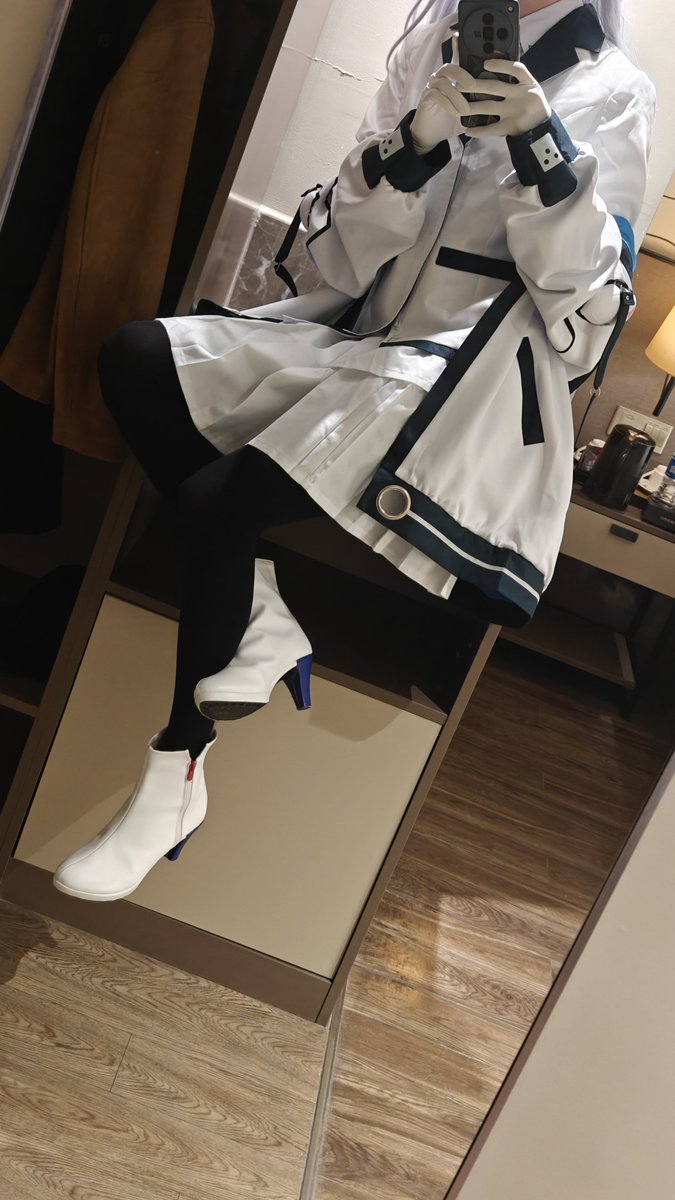 Hexadecima48821's tweet photo. 国际服的Noa译作“乃爱”，也就是“你的挚爱”，谁又不想成为诺亚的挚爱呢 #黑丝 #裤袜 #生盐诺亚 #蔚蓝档案 #BlueArchive #手套 https://t.co/TkauWVYzPV