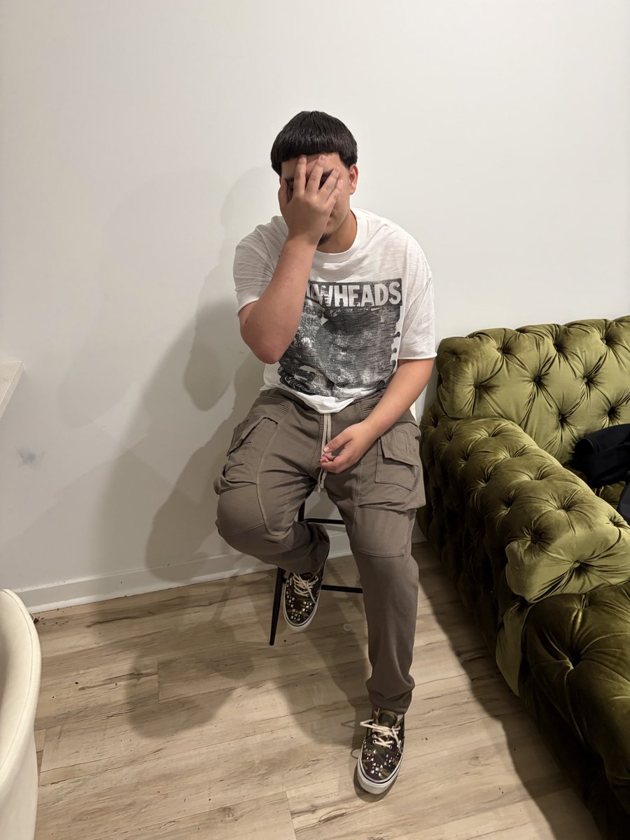 Geemunebt's tweet photo. Had phones and grams that been tapped on I’m hands on https://t.co/JwJEjywMO9