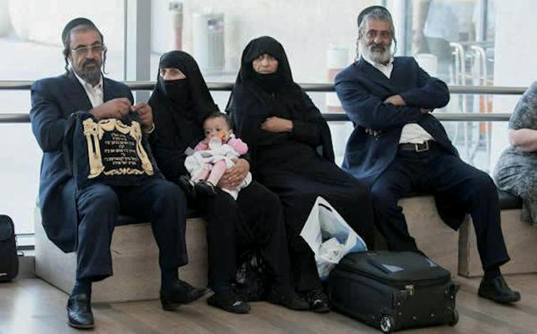 KavalaFaik's tweet photo. Yahudilikte de örtünme var. Tora geleneğinde kadınların saçlarını erkek akrabaları ve kocaları dışında erkeklerden sakınmaları bildirilmiştir ki buna  "Kisui Roş" denir. Bazıları "Mitpachat" denilen hafif başörtüsü giyerken Haredi kadınları yüzü tamamen örten "frumka" giyer. https://t.co/XPspV3zMTQ