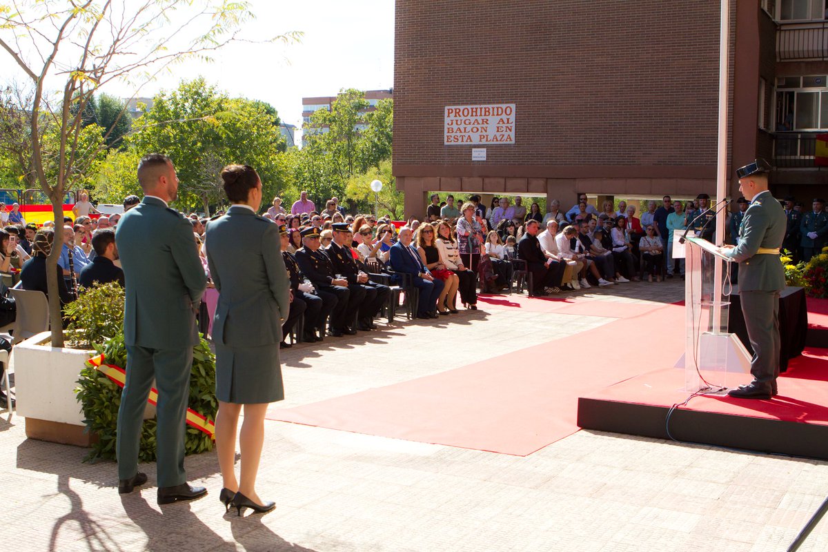Vox_Mostoles's tweet photo. Frente a los que desprestigian nuestras instituciones, hoy #DFN26 reivindicamos el honor, sacrificio y lealtad de la Guardia Civil y todas las Fuerzas Armadas. Desde Móstoles: Gracias por vuestra entrega y compromiso inquebrantables. ¡Viva la Virgen del Pilar! ¡Viva España! 🇪🇸💚 https://t.co/fspCS1iZnI