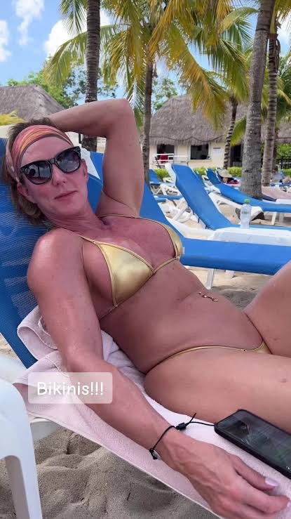 Mom_Notes_'s tweet photo. “Mom and I went to the beach and I couldn’t help myself, I had to get a picture of us together ;)”

#real #mom #son #beach #vacation #bikinis #mombod #hotmom #milf #leak #submission #tan https://t.co/7duGhYhvUx