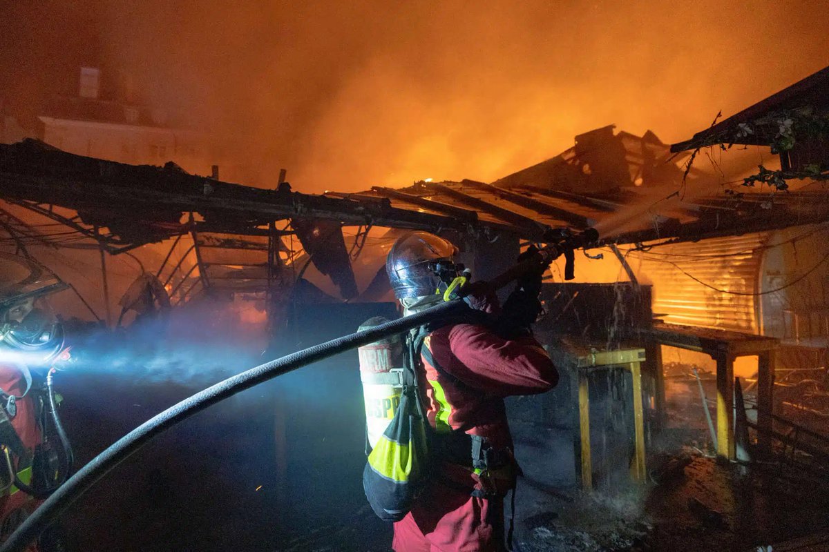 Nail1253114188's tweet photo. 💔 Ce 12 octobre 2026, une triste nouvelle touche le cœur de Paris : un violent incendie a ravagé le marché des Enfants Rouges, dans le 3ᵉ arrondissement.

Fondé en 1615, le plus ancien marché couvert de la capitale fait partie de ces lieux qui donnent une âme à un quartier. On y vient pour faire ses courses, partager un repas, découvrir des saveurs ou simplement retrouver l’ambiance du Marais.

Derrière les images des dégâts, il y a surtout des commerçants et des salariés dont le quotidien est bouleversé. Des années de travail, des habitudes et des liens avec les clients sont touchés en quelques heures.

Une pensée pour toutes les personnes concernées, ainsi que pour les habitants attachés à ce lieu. Merci aux sapeurs-pompiers de Paris mobilisés pour maîtriser l’incendie et protéger les alentours.

Souhaitons que ce marché historique puisse retrouver sa vie, ses étals et ses visiteurs. Aujourd’hui, toute notre solidarité va à celles et ceux qui le font vivre. ❤️

Quel souvenir gardez-vous du marché des Enfants Rouges ?

Un grand merci à T. de San Lazaro, photographe de la Brigade de sapeurs-pompiers de Paris, pour ces photos qui témoignent de l’ampleur de l’incendie et du travail des secours. 📸🙏

Crédit photos : T. de San Lazaro / BSPP.

#MarchéDesEnfantsRouges #Paris #Paris3 #LeMarais #Solidarité #PompiersDeParis #Glucksmann #staracademylelive #Mélenchon #Aubagne #TBT9 #2026MAMAVOTE