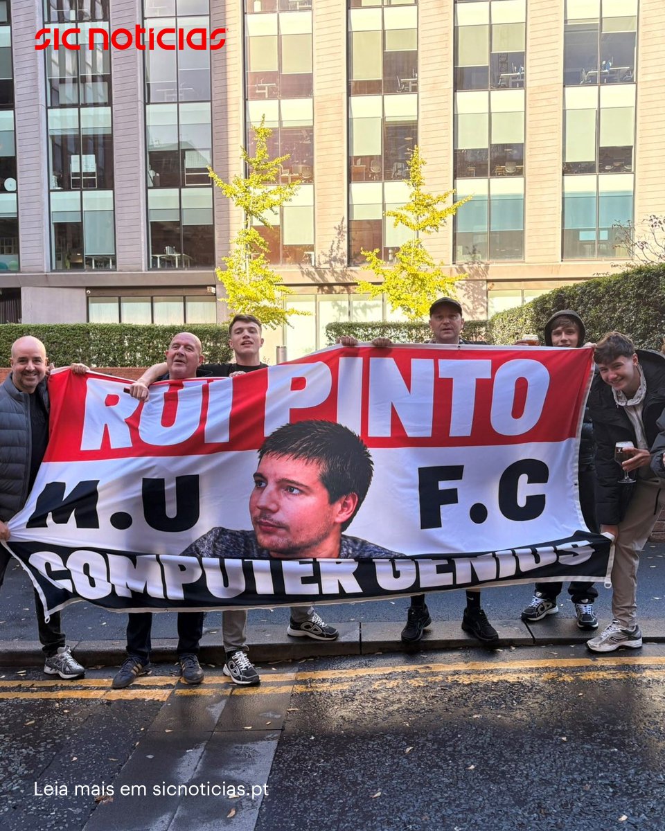 SICNoticias's tweet photo. Foi de forma inesperada que o nome de Rui Pinto apareceu nas bancadas de Old Trafford este sábado, com os adeptos do Manchester United a reconhecer o "génio dos computadores".
 
Leia a reação de Rui Pinto aqui: https://t.co/YHCB9N1e3O

📸 Reuters/Rui Pinto
 
#ruipinto #manchesterunited #oldtrafford #futebol #desporto #internacional #portugal #noticias #sicnoticias