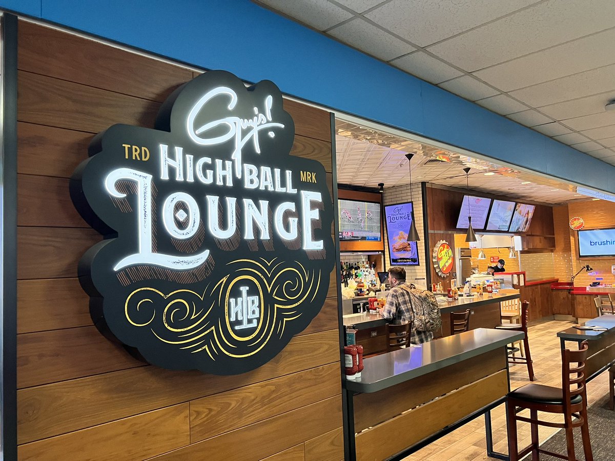 clouddottir's tweet photo. new burbank terminal opens tomorrow! but we will never forget you, old faithful ❤️ https://t.co/VR8fSaqHCL