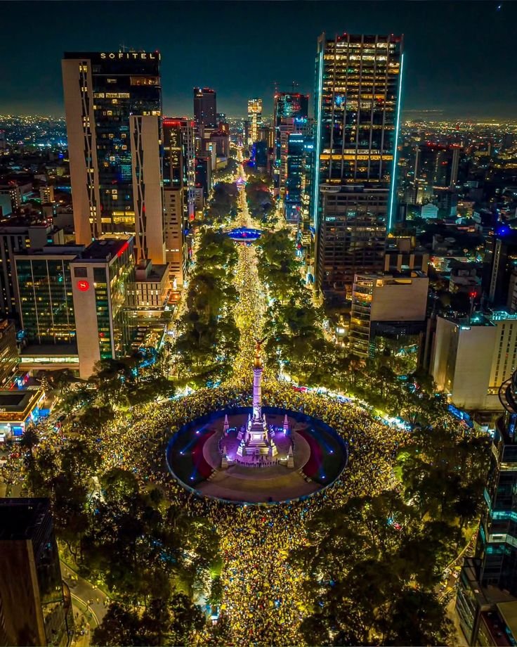 cvmons's tweet photo. 110 años siendo el único grande, te amo @ClubAmerica 🦅💙💛 https://t.co/TmIXIoGJ2u