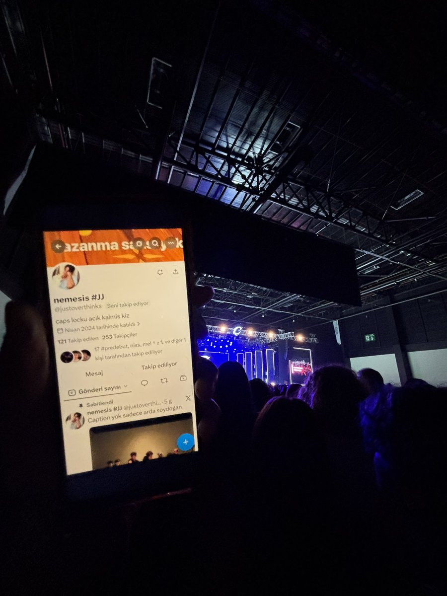 feyzooss07's tweet photo. dünkü konserden my family btw🤍🤍🤍 https://t.co/pLQvoFlkis