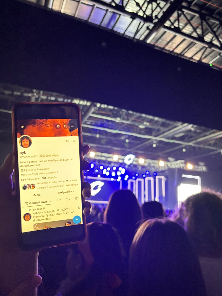 feyzooss07's tweet photo. dünkü konserden my family btw🤍🤍🤍 https://t.co/pLQvoFlkis