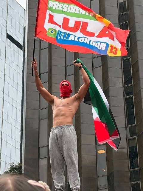 douglas_fil's tweet photo. Peraí, só foi o branco, jovem e atlético aparecer que nem o Simba no alto da estação para erguer sua revolução lulista que o "macho alfa padrão" voltou a ser preferência? Achei que heteronormatividade era coisa só da direita. Hahahahaha https://t.co/loDxnGbeTd