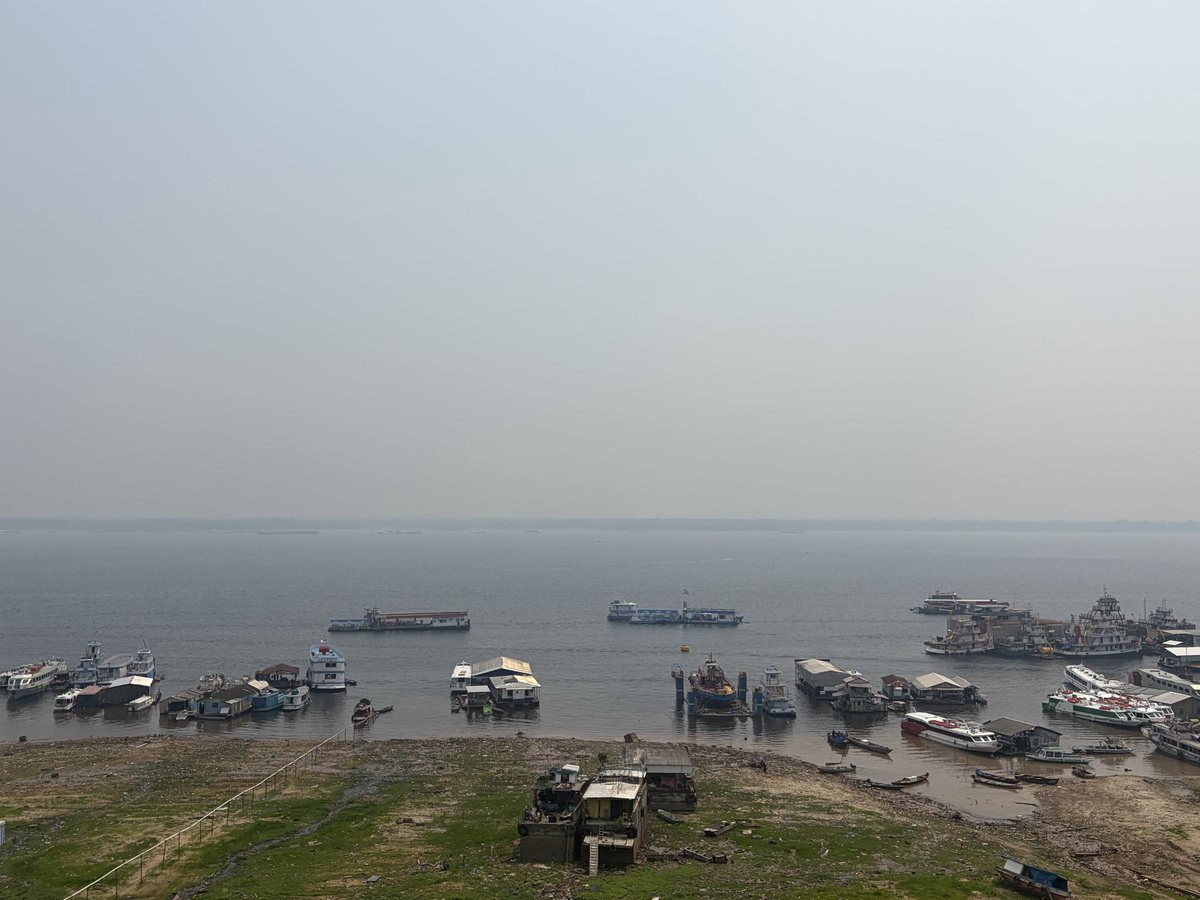 thayssacastro's tweet photo. Não existe mais horizonte, é tudo fumaça em Manaus. https://t.co/tk58qoZyXj