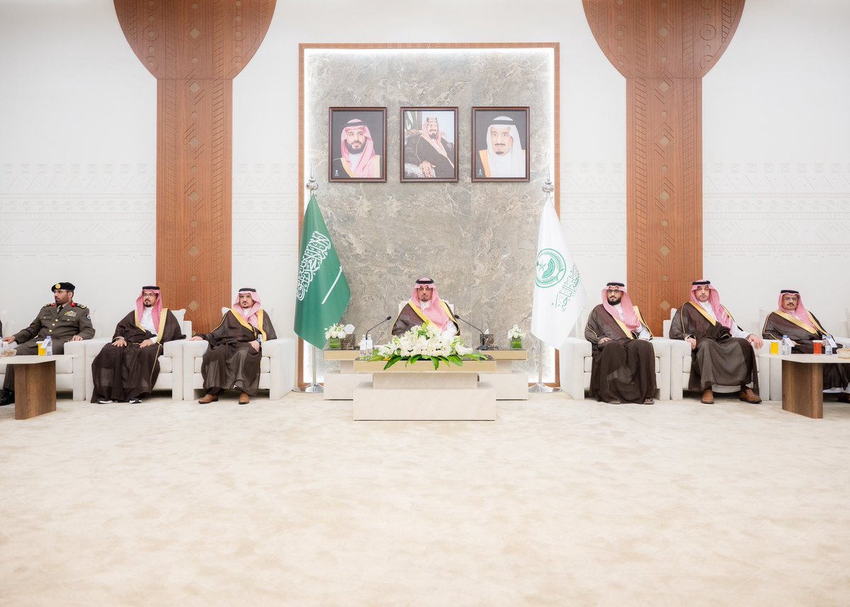 Emara_Albaha's tweet photo. سمو نائب أمير منطقة #الباحة يطّلع على مستجدات مشاريع الطرق والنقل بالمنطقة.

#إمارة_منطقة_الباحة https://t.co/RRC7yIG5WA